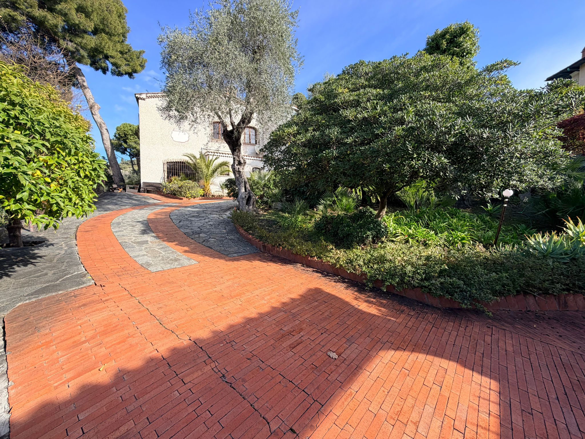 Villa a Bordighera sul mare, non per tutti